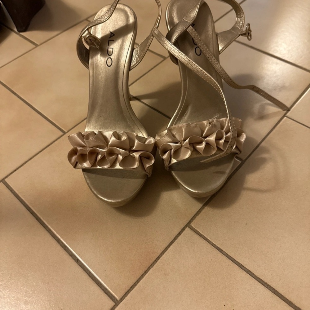 Also gold shoes